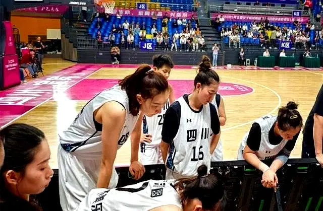 练讨论战术, 拿下四连冠